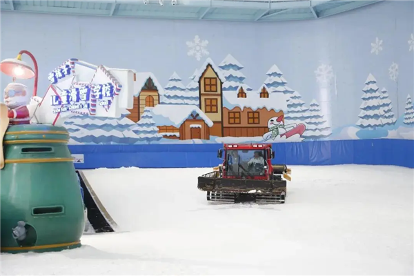 壓雪車正加緊養(yǎng)護雪面
