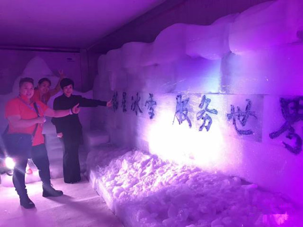 郭丹丹參觀展臺，為際華銘星極地冰川體驗館點贊