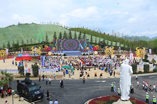 第四屆安順旅游產(chǎn)業(yè)發(fā)展大會(huì)在關(guān)嶺縣永寧鎮(zhèn)奇緣谷冰雪小鎮(zhèn)隆重開幕