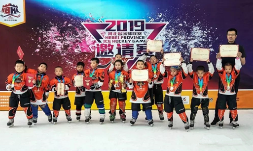 銘星金豹冰球隊(duì)勇奪U8、U10兩個(gè)年齡組亞軍