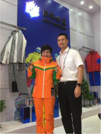 郭丹丹與際華集團規(guī)劃發(fā)展部部長付廣超合影留念