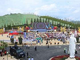 第四屆旅發(fā)會(huì)在關(guān)嶺冰雪小鎮(zhèn)舉行
