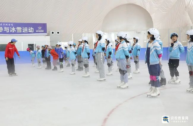 棗莊市立新小學(xué)西校開(kāi)展冰雪運(yùn)動(dòng)教學(xué)進(jìn)課堂活動(dòng)2