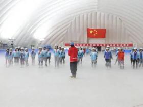 棗莊市立新小學(xué)西校開(kāi)展冰雪運(yùn)動(dòng)教學(xué)進(jìn)課堂活動(dòng)