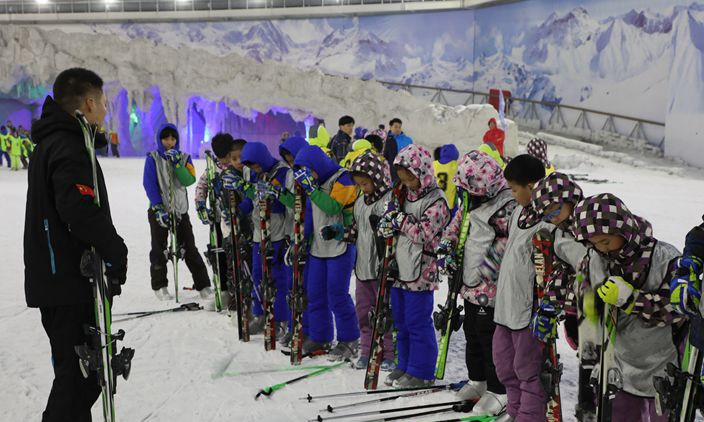 西部長城冰雪小鎮(zhèn)開展冰雪活動(dòng)