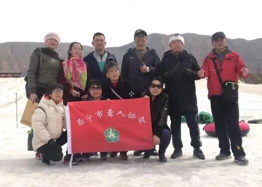 滑雪后來一張合影。