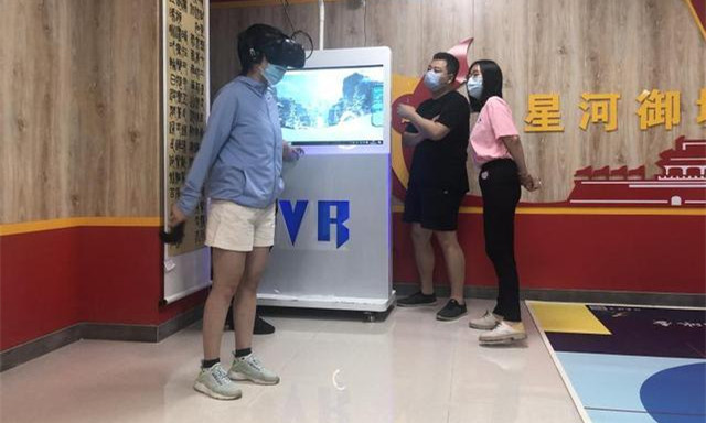 社區(qū)居民王女士則在VR滑雪體驗區(qū)體驗了驚險刺激的滑雪項目