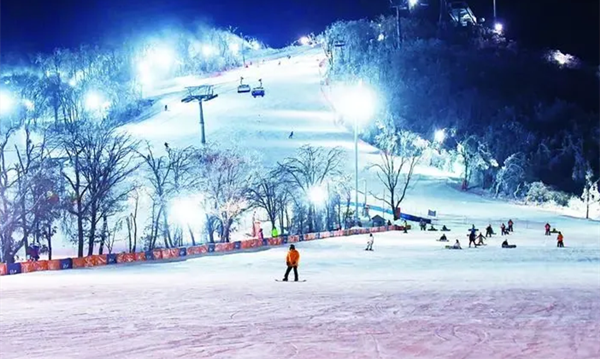 滑雪愛好者在長春廟香山滑雪場體驗(yàn)夜滑