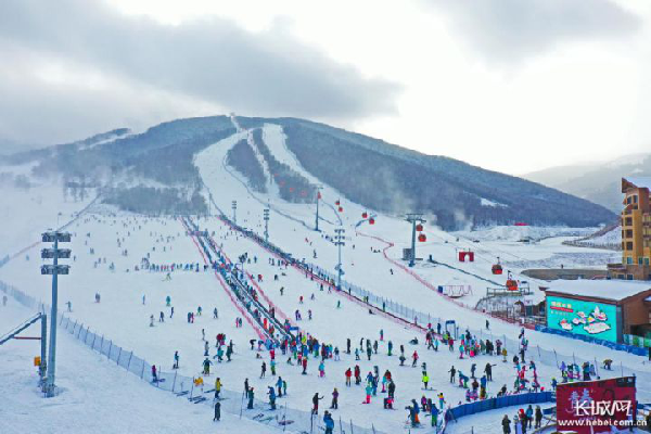 雪季的崇禮區(qū)太舞滑雪場人潮涌動(dòng)