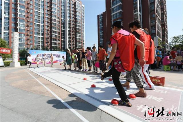 9月8日，在石家莊市新華區(qū)都市陽光小區(qū)，市民們?cè)隗w驗(yàn)陸地冰壺運(yùn)動(dòng)3