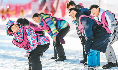 沈陽(yáng)體育學(xué)院冰雪項(xiàng)目的小隊(duì)員在訓(xùn)練前熱身