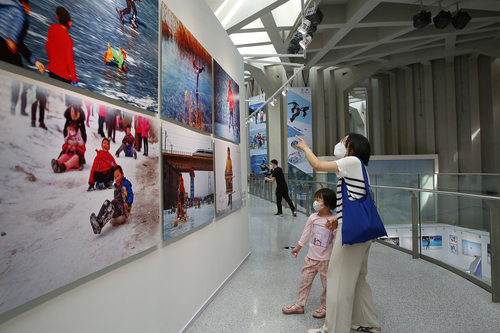 “一起向未來(lái)”中國(guó)冰雪運(yùn)動(dòng)攝影大展精彩亮相奧林匹克塔 4
