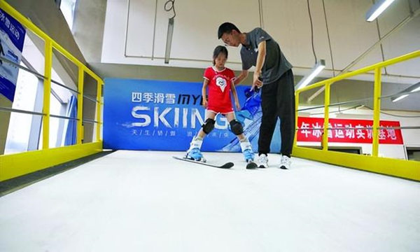 一位小朋友在包頭市青少年冰雪運(yùn)動(dòng)實(shí)訓(xùn)基地體驗(yàn)滑雪樂趣