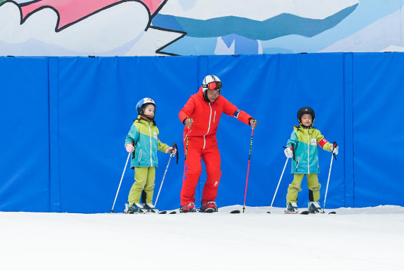授牌儀式后，教練員帶領小朋友們體驗滑雪運動