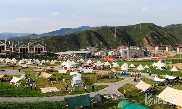 張家口市崇禮區(qū)富龍四季小鎮(zhèn)國際度假區(qū)開啟夏季運營模式，迎來了眾多游客。